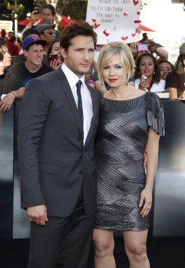 Peter Facinelli ve Jennie Garth, 24 Haziran 2010 'da Los Angeles, Kaliforniya' da Nokia Live Theater 'da düzenlenen Alacakaranlık Efsanesi: Eclipse' in Los Angeles galasında. 