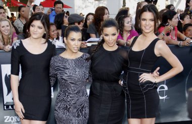 Kylie Jenner, Kourtney Kardashian, Kim Kardashian ve Kendall Jenner, 24 Haziran 2010 'da Los Angeles, Kaliforniya' da Nokia Live Theater 'da 