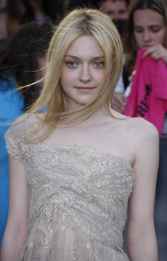 Aktris Dakota Fanning, Los Angeles Alacakaranlık Efsanesi: Eclipse 'in Los Angeles, Kaliforniya' daki Nokia Live Theater 'da 24 Haziran 2010' da düzenlenen galasında. 