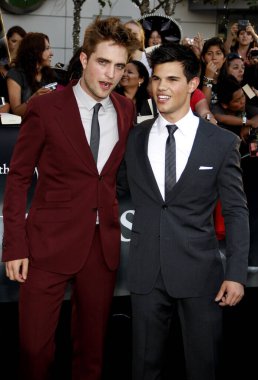 Aktörler Robert Pattinson ve Taylor Lautner, 24 Haziran 2010 'da Los Angeles, Kaliforniya' da Nokia Live Theater 'da düzenlenen Alacakaranlık Efsanesi: Eclipse' in Los Angeles galasında.  