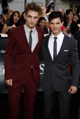 Aktörler Robert Pattinson ve Taylor Lautner, 24 Haziran 2010 'da Los Angeles, Kaliforniya' da Nokia Live Theater 'da düzenlenen Alacakaranlık Efsanesi: Eclipse' in Los Angeles galasında.  