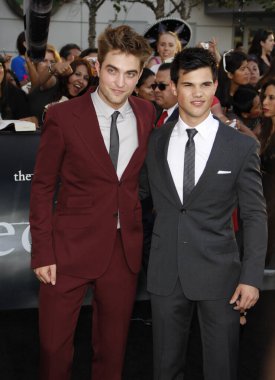 Aktörler Robert Pattinson ve Taylor Lautner, 24 Haziran 2010 'da Los Angeles, Kaliforniya' da Nokia Live Theater 'da düzenlenen Alacakaranlık Efsanesi: Eclipse' in Los Angeles galasında.  