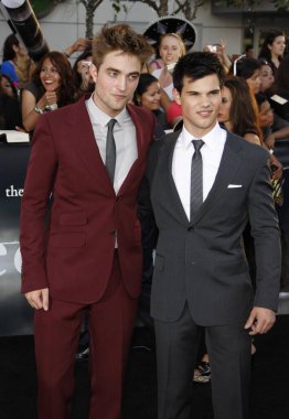 Aktörler Robert Pattinson ve Taylor Lautner, 24 Haziran 2010 'da Los Angeles, Kaliforniya' da Nokia Live Theater 'da düzenlenen Alacakaranlık Efsanesi: Eclipse' in Los Angeles galasında.  