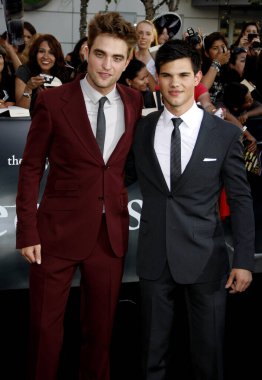 Aktörler Robert Pattinson ve Taylor Lautner, 24 Haziran 2010 'da Los Angeles, Kaliforniya' da Nokia Live Theater 'da düzenlenen Alacakaranlık Efsanesi: Eclipse' in Los Angeles galasında.  