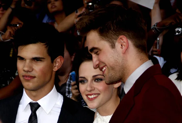 Taylor Lautner Kristen Stewart和Robert Pattinson出席了2010年6月24日在美国洛杉矶诺基亚现场剧场举行的 暮光之城 首映式 — 图库照片
