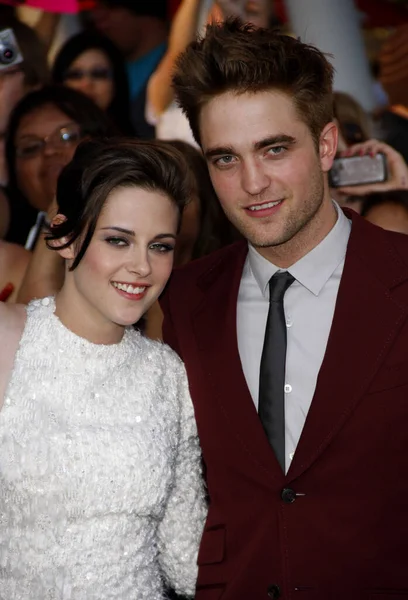 Kristen Stewart和Robert Pattinson出席了2010年6月24日在美国加利福尼亚州洛杉矶诺基亚现场剧场举行的 暮光之城 首映式 — 图库照片