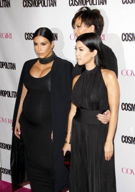 Kris Jenner, Kourtney Kardashian ve Kim Kardashian Cosmopolitan Magazine 'in Batı Hollywood, ABD' de 12 Ekim 2015 'te Ysabel' de düzenlenen 50. doğum günü kutlamalarında.