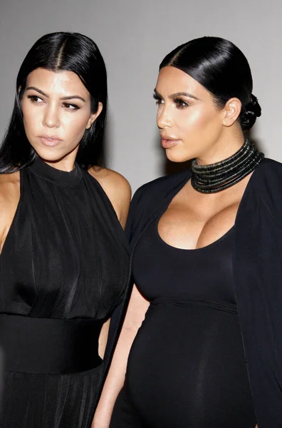 Kourtney Kardashian Kim Kardashian Celebração Anos Cosmopolitan Magazine Realizada Ysabel — Fotografia de Stock