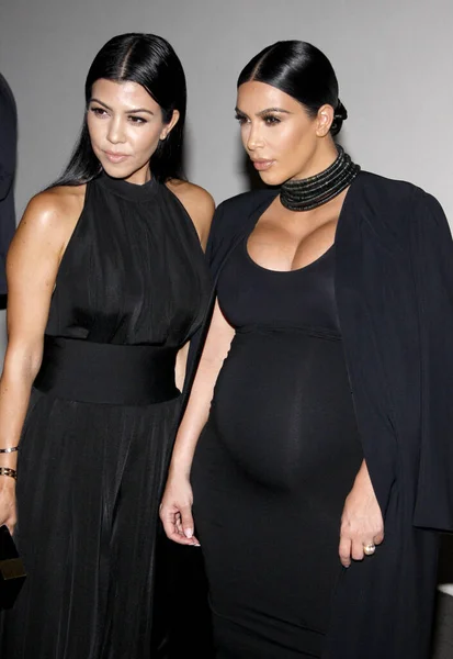 Kourtney Kardashian Kim Kardashian Cosmopolitan Magazine Születésnapi Ünnepségén Melyet 2015 — Stock Fotó