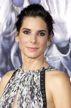 Sandra Bullock, 26 Ekim 2015 'te ABD' nin Los Angeles kentindeki TCL Çin Tiyatrosu 'nda düzenlenen' Bizim Markamız Krizdir 'galasında. 