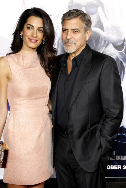 2015年10月26日 アメリカ ロサンゼルスのTcl中国語劇場で開催された Our Brand Crisis のロサンゼルスプレミアで Amal ClooneyとGeorge Clooneyが出演した — ストック写真