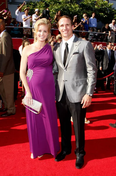 ドリュー ブリーズと妻のブルターニュ ブリーズは 2012年7月11日にロサンゼルスのノキア シアター Laで開催された2012 Espyアワードで受賞した — ストック写真