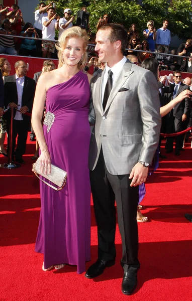 ドリュー ブリーズと妻のブルターニュ ブリーズは 2012年7月11日にロサンゼルスのノキア シアター Laで開催された2012 Espyアワードで受賞した — ストック写真