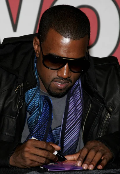 Kanye West Evento Fans Tienda Firma Nuevo Álbum Liberación Graduación — Foto de Stock