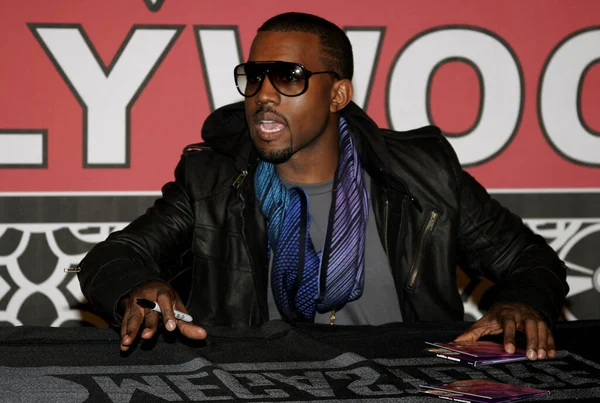 Kanye West于2007年9月13日在美国好莱坞的Virgin Megastore举行的歌迷活动和他的新专辑 Graduation 的商店内签名 — 图库照片