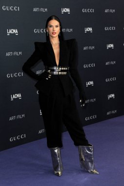 LACMA Sanat + Film Galasında Alessandra Ambrosio 5 Kasım 2022 tarihinde Los Angeles 'taki Los Angeles County Sanat Müzesi' nde Gucci tarafından sunuldu..