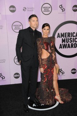 Eric Winter ve Roselyn Snchez, 20 Kasım 2022 tarihinde Los Angeles, ABD 'deki Microsoft Theater' da düzenlenen 2022 Amerikan Müzik Ödülleri 'nde.