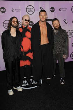 Daniel Wayne Sermn, Daniel Platzman, Dan Reynolds ve Imagine Dragons 'dan Ben McKee, 20 Kasım 2022 tarihinde Los Angeles, ABD' de Microsoft Theater 'da düzenlenen 2022 Amerikan Müzik Ödülleri' nde.