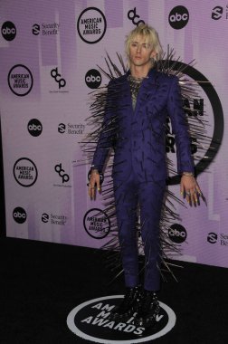 20 Kasım 2022 tarihinde Los Angeles, ABD 'deki Microsoft Theater' da düzenlenen Amerikan Müzik Ödülleri 'nde Makineli Tüfek Kelly.