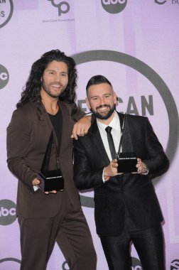 Dan + Shay 'den Dan Smyers ve Shay Mooney, 20 Kasım 2022 tarihinde Los Angeles, ABD' deki Microsoft Tiyatrosu 'nda düzenlenen 2022 Amerikan Müzik Ödülleri' nde.