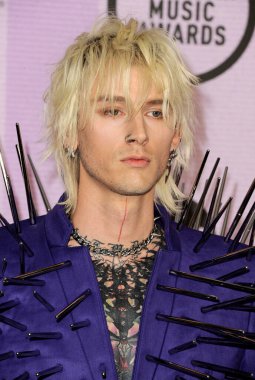 20 Kasım 2022 tarihinde Los Angeles, ABD 'deki Microsoft Theater' da düzenlenen Amerikan Müzik Ödülleri 'nde Makineli Tüfek Kelly.