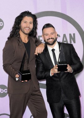 Dan + Shay 'den Dan Smyers ve Shay Mooney, 20 Kasım 2022 tarihinde Los Angeles, ABD' deki Microsoft Tiyatrosu 'nda düzenlenen 2022 Amerikan Müzik Ödülleri' nde.