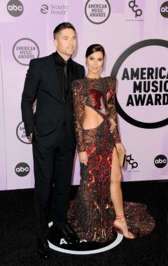 Eric Winter ve Roselyn Sanchez, 20 Kasım 2022 'de ABD' nin Los Angeles kentindeki Microsoft Tiyatrosu 'nda düzenlenen 2022 Amerikan Müzik Ödülleri' nde.