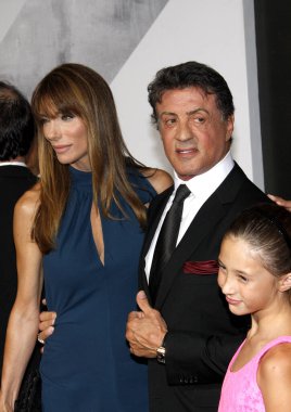 Sylvester Stallone, Jennifer Flavin ve kızı Scarlet, 15 Ağustos 2012 'de Hollywood, ABD' deki Grauman 's Chinese Theatre' da düzenlenen 'The Expendables 2' nin Los Angeles galasında.