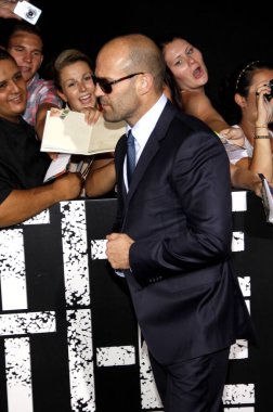 Jason Statham, 15 Ağustos 2012 'de ABD' nin Hollywood kentindeki Grauman 'ın Çin Tiyatrosu' nda düzenlenen The Expendables 2 'nin Los Angeles galasında.