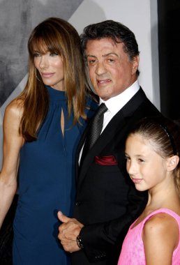 Sylvester Stallone, Jennifer Flavin ve kızı Scarlet, 15 Ağustos 2012 'de Hollywood, ABD' deki Grauman 's Chinese Theatre' da düzenlenen 'The Expendables 2' nin Los Angeles galasında.