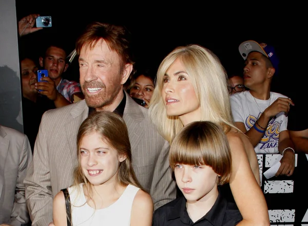 2012年8月15日 米国ハリウッドのグラマン チャイニーズ シアターで開催された Expendables のロサンゼルス初演でチャック ノリスと家族 — ストック写真