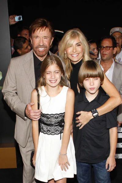 2012年8月15日 米国ハリウッドのグラマン チャイニーズ シアターで開催された Expendables のロサンゼルス初演でチャック ノリスと家族 — ストック写真