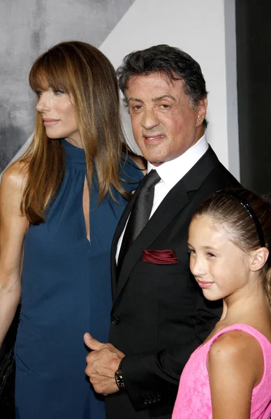 2012年8月15日 西尔维斯特 史泰龙 詹妮弗 弗拉文和女儿斯佳丽在美国好莱坞格劳曼中国戏剧学院举行的洛杉矶首映式上 — 图库照片