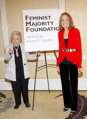 Peg Yorkin ve Gloria Steinem, Feminist Çoğunluk 'un 25. & Ms. Magazine' in 1 Mayıs 2012 'de Beverly Hills' teki Beverly Hills Oteli 'nde düzenlenen 40. yıldönümünde.