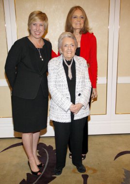 Wendy Greuel, Peg Yorkin ve Gloria Steinem Feminist Çoğunluk 'un 25' inci ve Bayan Magazin 'in 1 Mayıs 2012' de Beverly Hills 'teki Beverly Hills Oteli' nde düzenlenen 40. yıldönümünde.