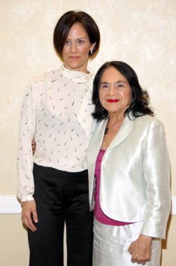Annabeth Gish ve Dolores Huerta, Feminist Çoğunluğun 25. yıldönümünde Beverly Hills Oteli 'nde 1 Mayıs 2012' de düzenlendi..