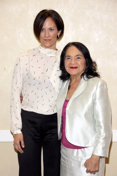 Annabeth Gish ve Dolores Huerta, Feminist Çoğunluğun 25. yıldönümünde Beverly Hills Oteli 'nde 1 Mayıs 2012' de düzenlendi..