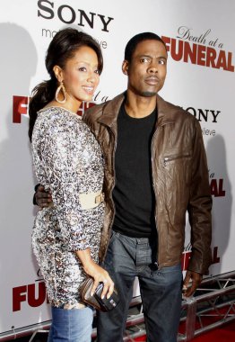 Chris Rock ve Malaak Compton, 12 Nisan 2010 'da ABD' nin Hollywood kentindeki Arclight Cinerama Dome 'da düzenlenen' Death At A Cenaze 'galasında.