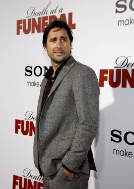 Luke Wilson, 12 Nisan 2010 'da ABD' nin Hollywood kentindeki Arclight Cinerama Kubbesi 'nde düzenlenen' Death At A Cenaze 'galasında.