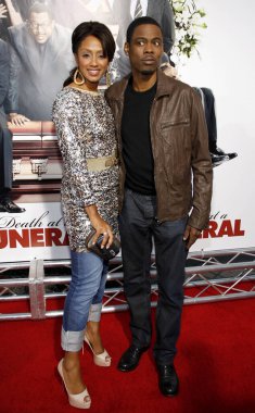 Chris Rock ve Malaak Compton, 12 Nisan 2010 'da ABD' nin Hollywood kentindeki Arclight Cinerama Dome 'da düzenlenen' Death At A Cenaze 'galasında.