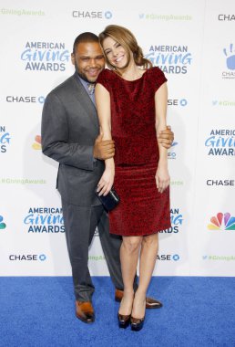 Maria Menounos ve Anthony Anderson, 7 Aralık 2012 'de Pasadena, ABD' deki Pasadena Civic Auditorium 'da düzenlenen 2012 Amerikan Verme Ödülleri' nde.