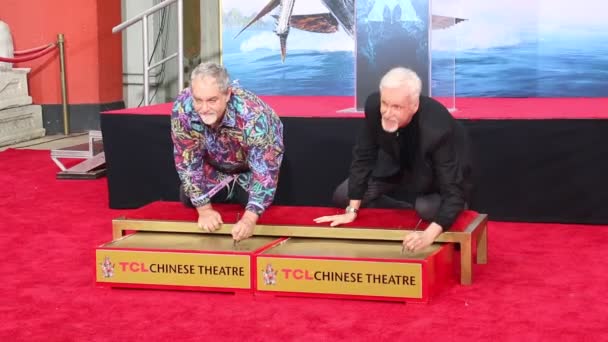 James Cameron Jon Landau Hand Footprint Ceremony Held Tcl Chinese — Αρχείο Βίντεο
