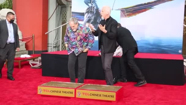 2023年1月12日 詹姆斯 卡梅隆和乔恩 兰道在美国好莱坞Tcl中国剧场举行的亲手做和脚印仪式 — 图库视频影像