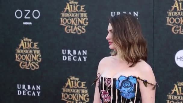 Anne Hathaway Los Angeles Premiere Alice Looking Glass Held Capitan — Stock videók