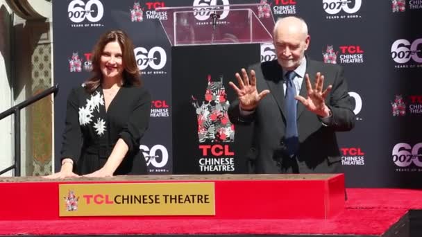 詹姆斯邦德60周年庆祝活动 制作人Michael Wilson和Barbara Broccoli于2022年9月21日在美国好莱坞Tcl中国剧院将他们的手印放入水泥中 — 图库视频影像