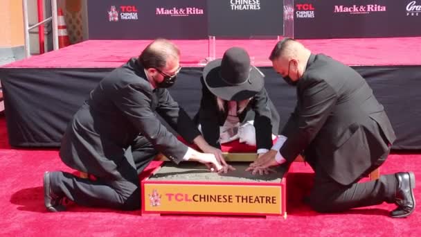 Diane Keaton Handprint Footprint Cement Cement ハンドプリントは2022年8月11日に米国ハリウッドのTcl中国語劇場で開催されました — ストック動画
