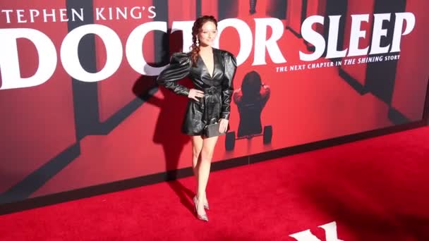 Chelsea Talmadge Los Angeles Premiere Doctor Sleep Held Regency Village — Vídeos de Stock