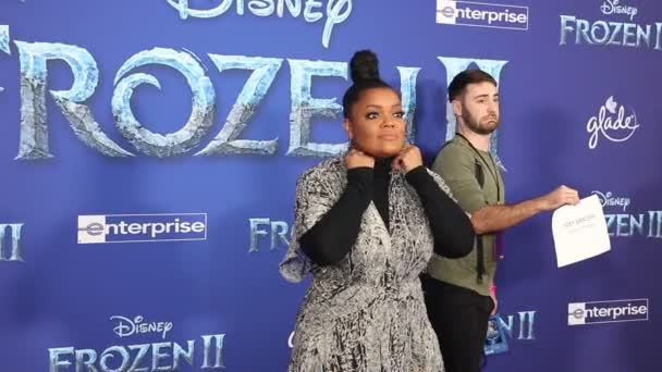 Yvette Nicole Brown World Premiere Disney Frozen Held Dolby Theatre — Stok video