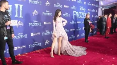 Sofia Carson, 7 Kasım 2019 'da Hollywood Dolby Tiyatrosu' nda düzenlenen Disney 's Frozen 2' nin dünya prömiyerinde.