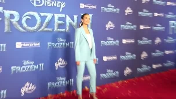 Джордана Брюстер Мировой Премьере Disney Frozen Состоявшейся Dolby Theatre Голливуде — стоковое видео